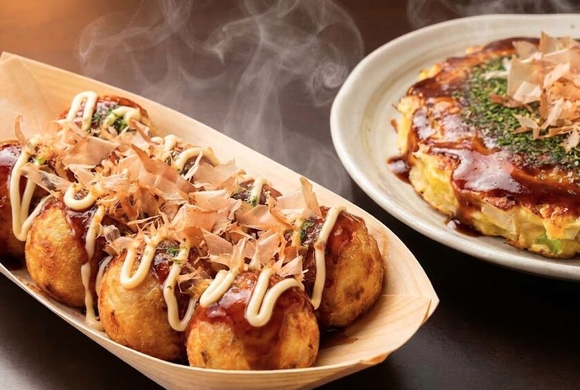 大阪名物のたこ焼きとお好み焼き