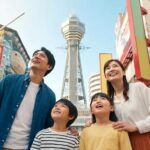 通天閣を見上げる日本人家族のシーン