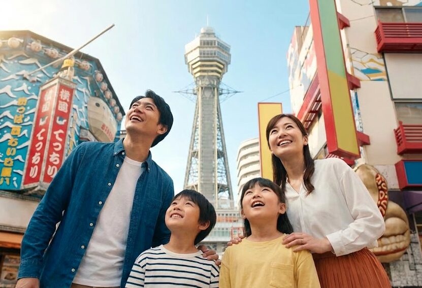 通天閣を見上げる日本人家族のシーン